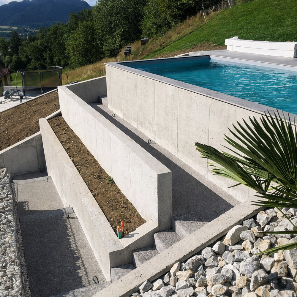 Mur de soutènement en béton avec escalier et piscine intégrée, OMH Argonay