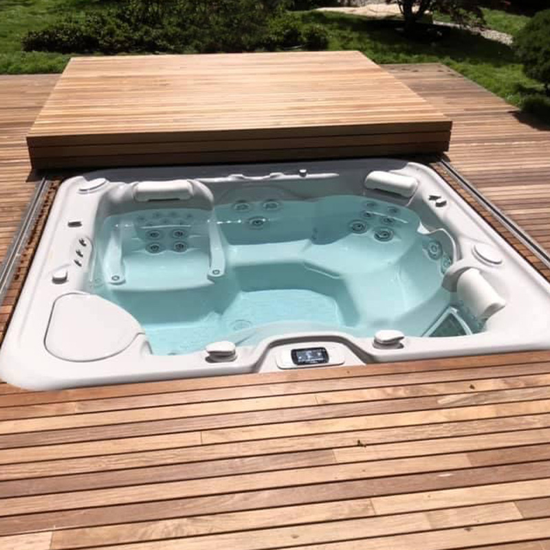 Spa HotSpring installé sur terrasse en bois avec jardin, OMH Argonay