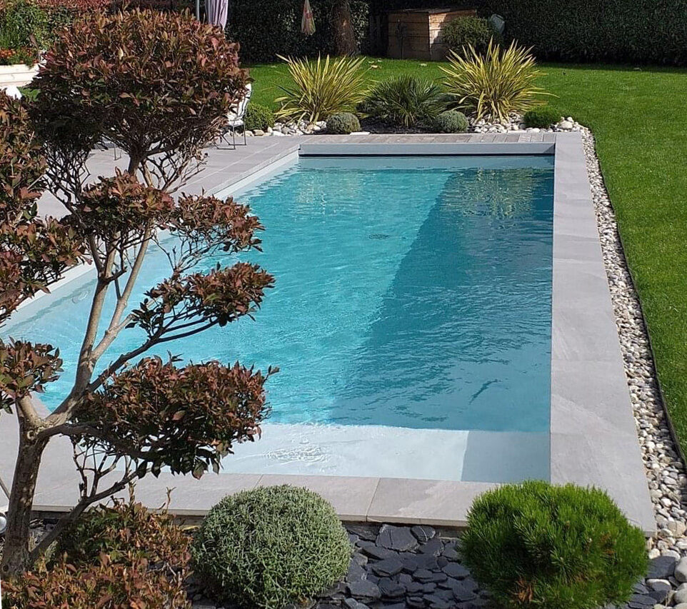 Couloir de nage rectangulaire avec margelles en pierre, OMH Argonay