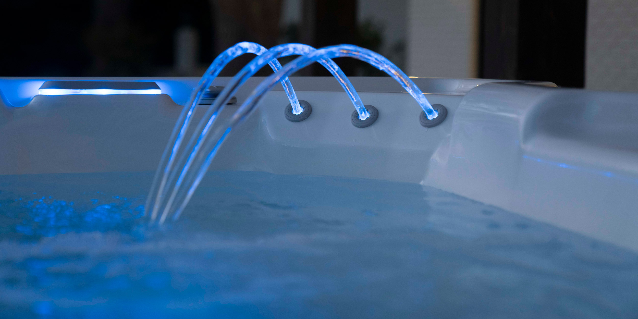 Spa HotSpring Highlife Vanguard blanc avec jet balnéo et décoration en pierre