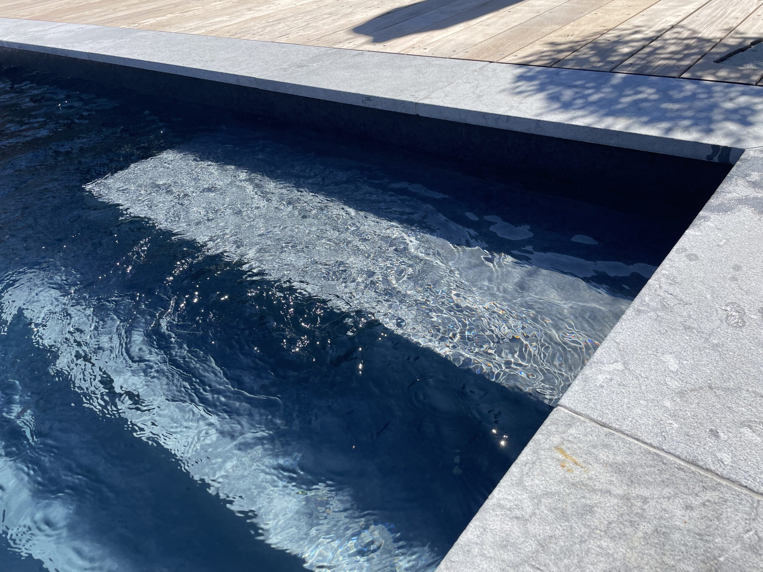 Détail des marches en pierre d'une piscine, OMH Argonay