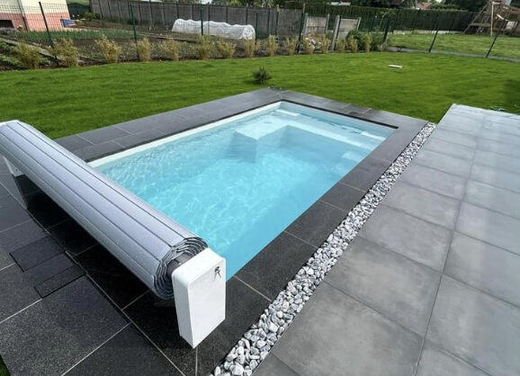 Mini piscine compacte avec volet roulant intégré, OMH Argonay
