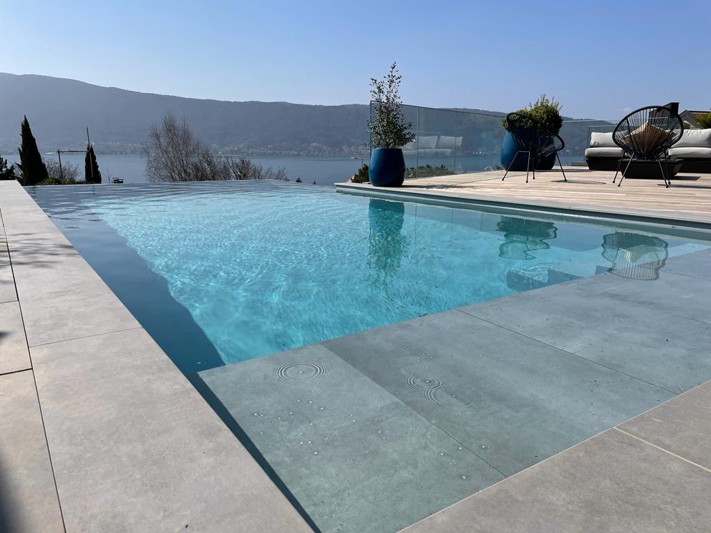 Piscine personnalisée avec plage immergée et vue montagne, OMH Argonay