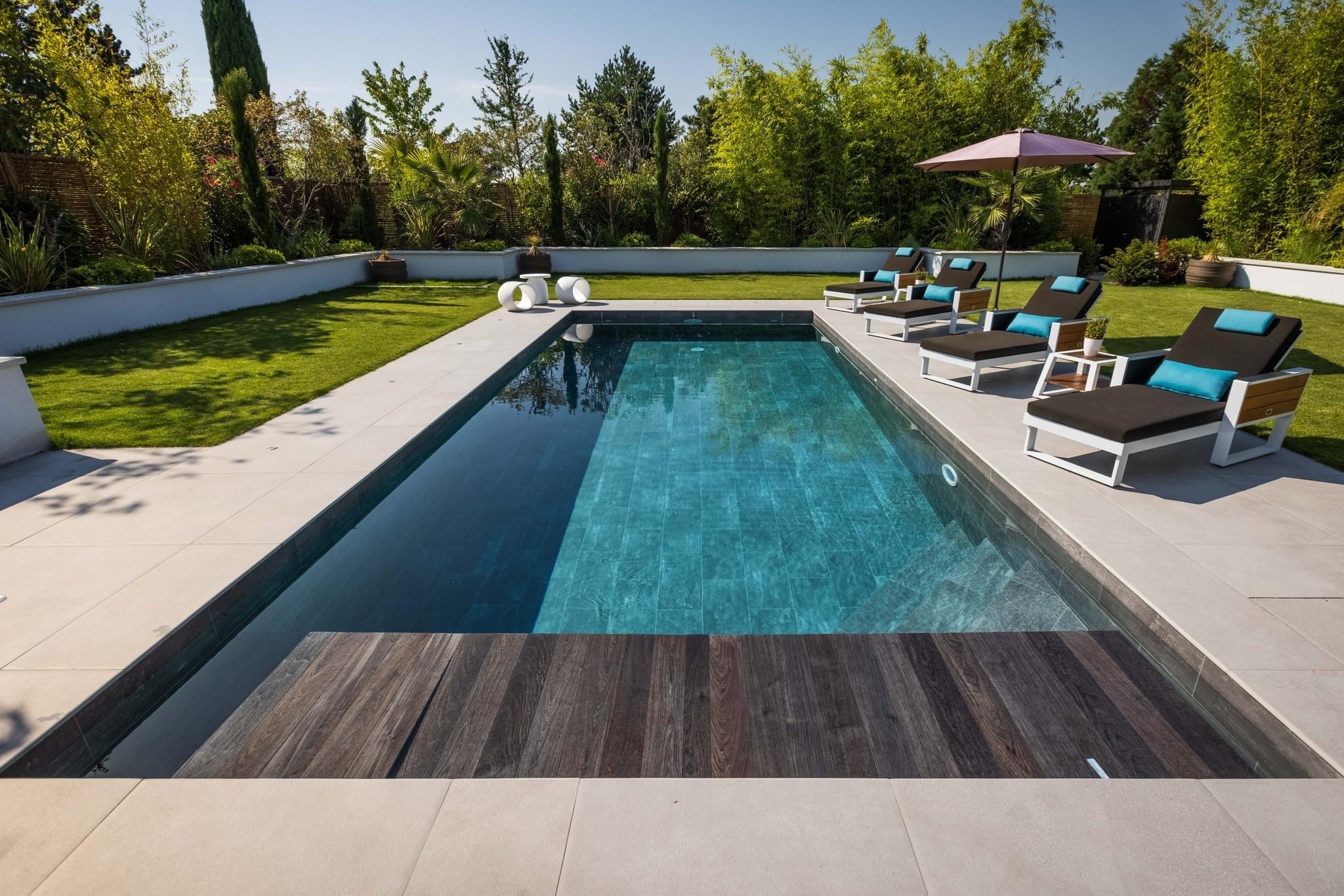 Piscine extérieure, aménagement bien-être dans une domicile maison familiale. Constructeur OMH Piscine, sauna & spa