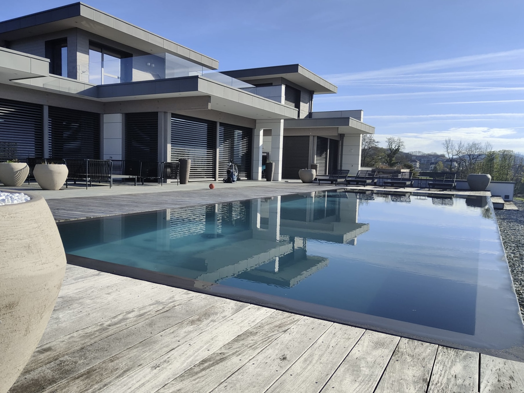 Pisicne d'architecte dans une villa de luxe en Haute-Savoie conçue par OMH Piscine, Sauna et Spa à Argonay