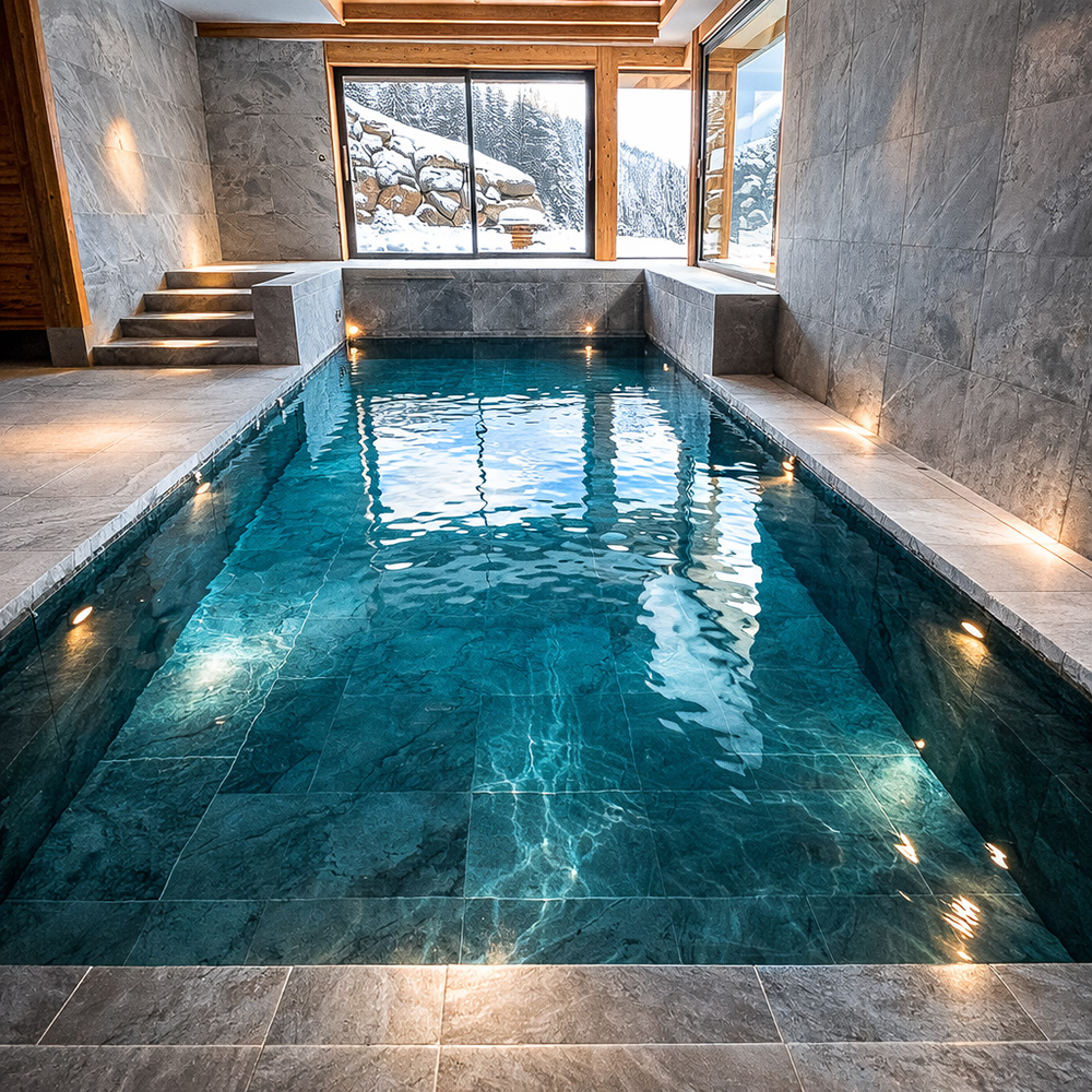 Piscine intérieure à Chamonix avec baie vitrée et vue sur la montagne, OMH Argonay