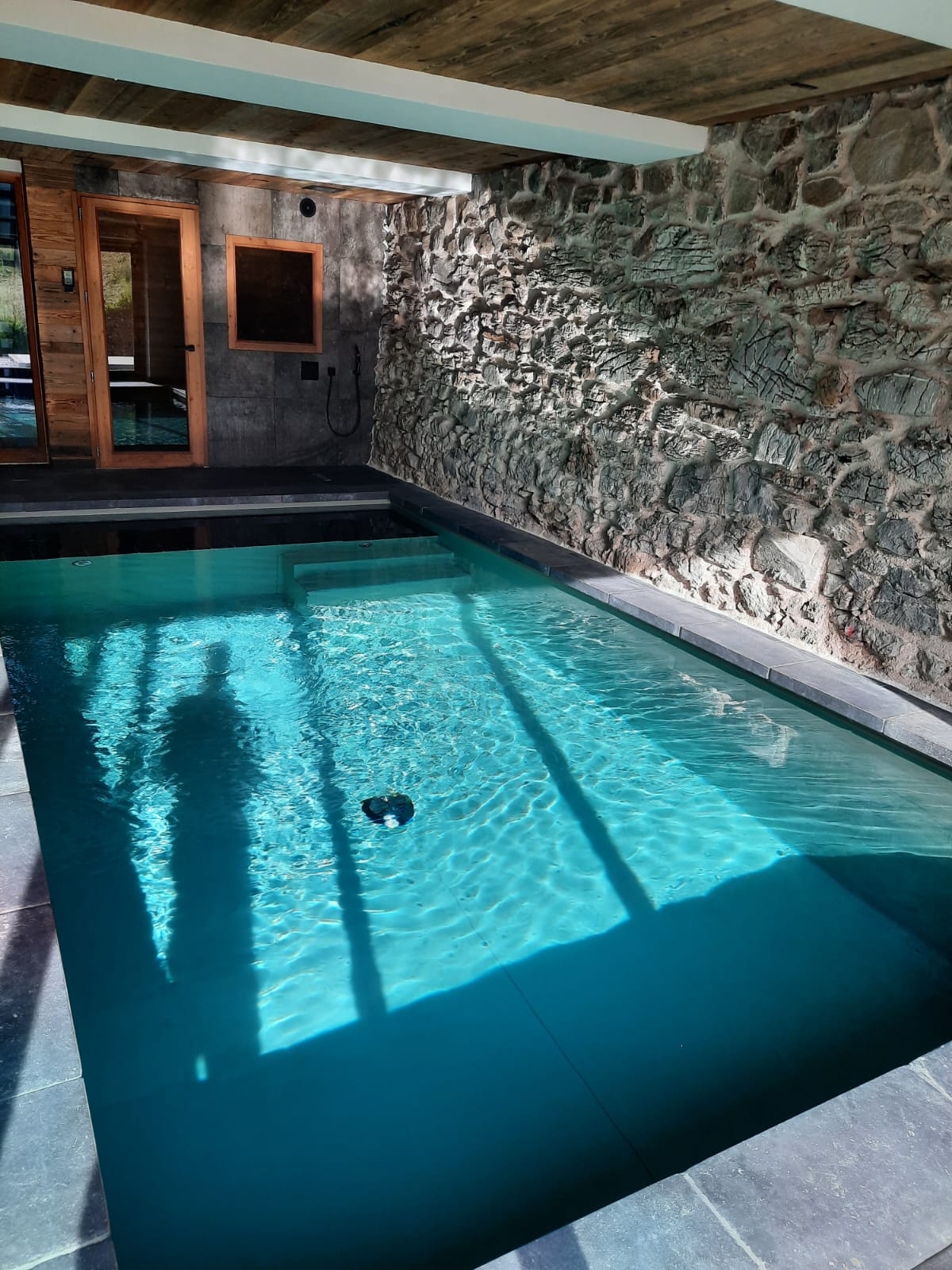 Piscine intérieure sur mesure avec revêtement carrelé et baies vitrées, OMH Argonay
