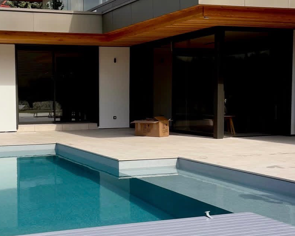 Piscine avec plage immergée et terrasse moderne, OMH Argonay