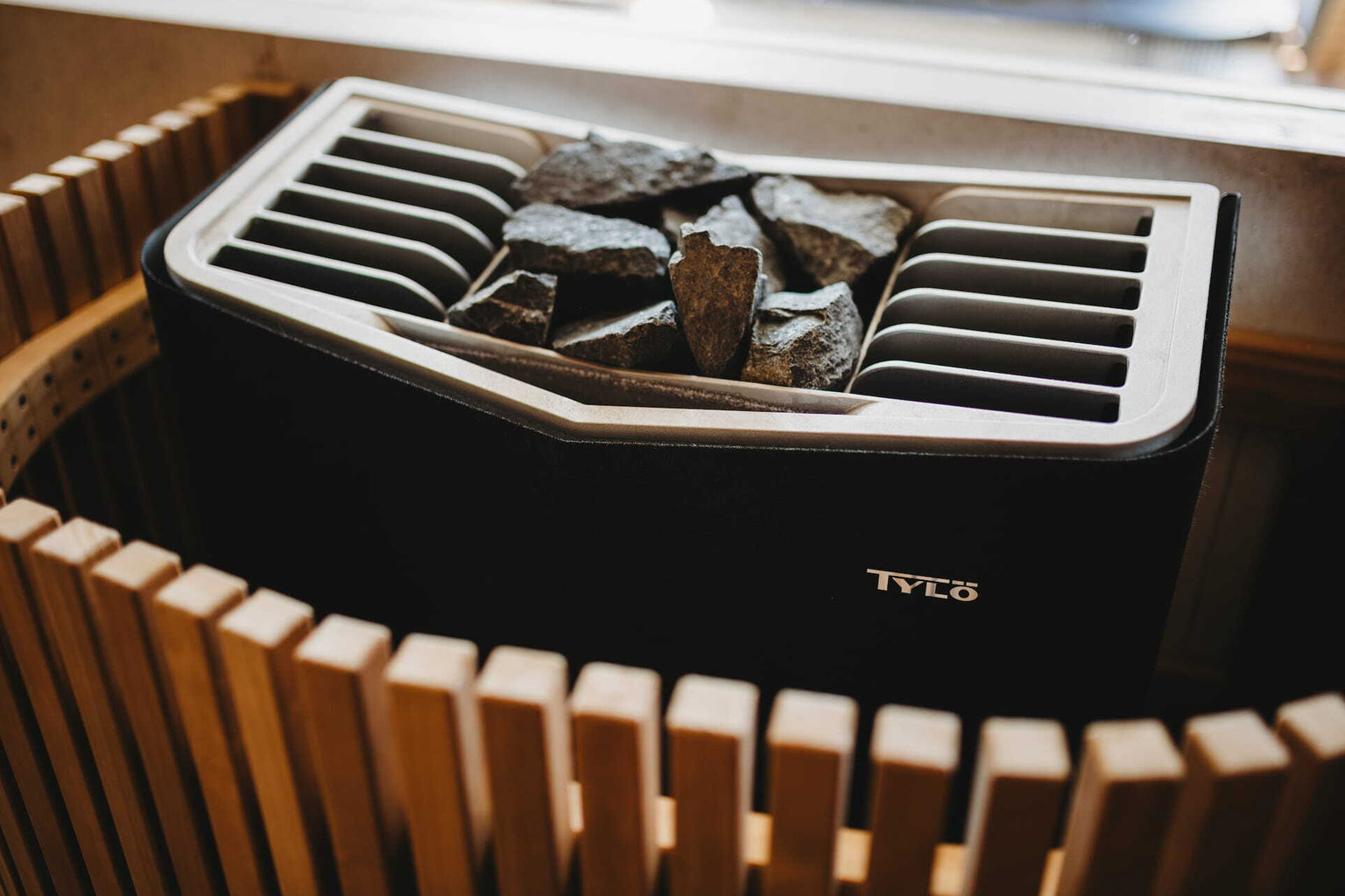 Détail des bancs et du poêle pierres chaudes d'un sauna Tylö, OMH Argonay